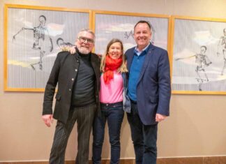 “Retrospektive – Rollagen” noch bis zum 14. März 2024 im Maritim Airport Hotel zu sehen Der Hainhölzer Künstler Wolfgang K. Steidele (li.) mit Claudia Kudlinski, die erneut im November d.J. ihre Bilder im Maritim Airport Hotel ausstellt und Hoteldirektor Dirk Breuckmann.