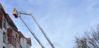FW Hannover: Brand greift auf Dachstuhl über.