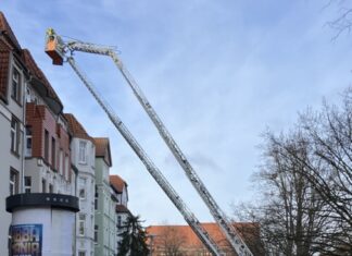 Hannover-Linden: Brand greift auf Dachstuhl über FW Hannover: Brand greift auf Dachstuhl über.