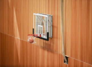 Sporthalle Kaltenweide muss wegen Wasserschadens gesperrt werden Sporthalle / Basketballkorb