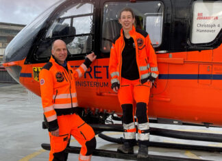 Rettungshubschrauber Christoph 4 im Fokus: Einsatzbilanz 2023 Notfallsanitäter Marc Lüpkemann und die ärztliche Leitung Dr. Friederike Weidemann vor dem Christoph 4 in Hannover