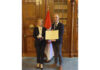 Prof. Dr. Anette Debertin und Hannovers Oberbürgermeister Belit Onay in der Ratsstube des Neuen Rathauses.