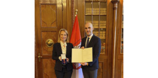 Prof. Dr. Anette Debertin und Hannovers Oberbürgermeister Belit Onay in der Ratsstube des Neuen Rathauses.