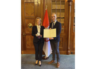 MHH-Professorin Anette Debertin erhält das Bundesverdienstkreuz am Bande Prof. Dr. Anette Debertin und Hannovers Oberbürgermeister Belit Onay in der Ratsstube des Neuen Rathauses.