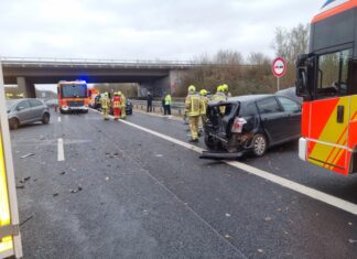 Verkehrsunfall mehrerer PKW mit mehreren Verletzten Verkehrsunfall mehrerer PKW mit mehreren Verletzten