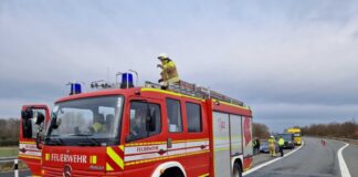Feuerwehr Kaltenweide beseitigt auslaufende Betriebsstoffe nach Verkehrsunfall.