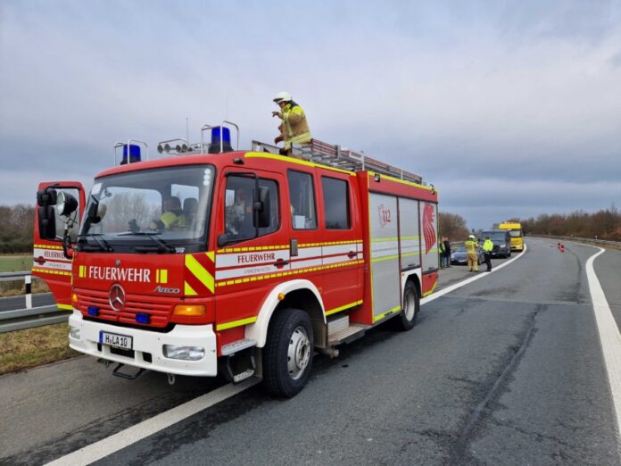 Feuerwehr Kaltenweide beseitigt auslaufende Betriebsstoffe nach Verkehrsunfall.