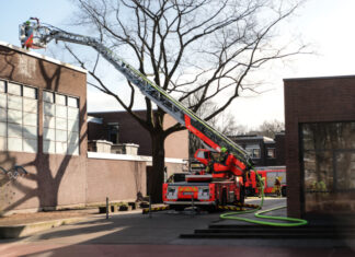 Feuer auf Sporthallendach der Herschelschule Feuerwehreinsatz