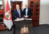 Israelischer Botschafter, S. E. Ron Prosor, trägt sich in Goldenes Buch der Landeshauptstadt ein.