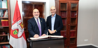 Israelischer Botschafter, S. E. Ron Prosor, trägt sich in Goldenes Buch der Landeshauptstadt ein.
