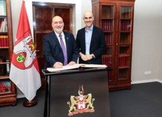 Israels Botschafter trägt sich in Goldene Buch der Stadt Hannover ein Israelischer Botschafter, S. E. Ron Prosor, trägt sich in Goldenes Buch der Landeshauptstadt ein.