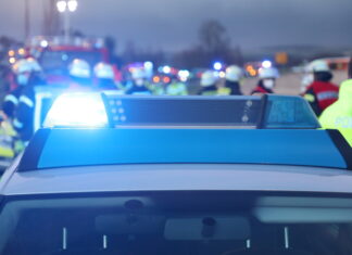 Hannover: Drei Leichtverletzte nach Verkehrsunfall bei Einsatzfahrt Blaulicht / Unfall / Polizeieinsatz / Rettungsdienst