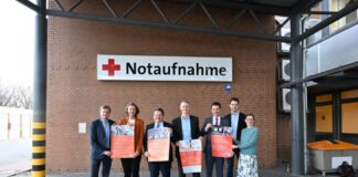 „KEIN Fall für die Notaufnahme!“ – Dr. Jens Albrecht (v.l.n.r.), Ärztlicher Direktor und Leiter der Notaufnahme im Vinzenzkrankenhaus, Christine Karasch, Gesundheitsdezernentin der Region, Dr. Andreas Philippi, Niedersachsens Gesundheitsminister, Thorsten Schmidt, stellv. Vorstandsvorsitzender der kassenärztlichen Vereinigung Niedersachsen, Regionspräsident Steffen Krach, Dr. Torben Brod, Ärztlicher Leiter der Zentralen Notaufnahme MHH und Caterina Ruggenini von der Gesundheitsregion Region Hannover bei der Vorstellung der gemeinsamen Plakatkampagne.