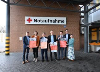 Zentrale Notaufnahmen der Region starten Plakatkampagne „KEIN Fall für die Notaufnahme!“ – Dr. Jens Albrecht (v.l.n.r.), Ärztlicher Direktor und Leiter der Notaufnahme im Vinzenzkrankenhaus, Christine Karasch, Gesundheitsdezernentin der Region, Dr. Andreas Philippi, Niedersachsens Gesundheitsminister, Thorsten Schmidt, stellv. Vorstandsvorsitzender der kassenärztlichen Vereinigung Niedersachsen, Regionspräsident Steffen Krach, Dr. Torben Brod, Ärztlicher Leiter der Zentralen Notaufnahme MHH und Caterina Ruggenini von der Gesundheitsregion Region Hannover bei der Vorstellung der gemeinsamen Plakatkampagne.