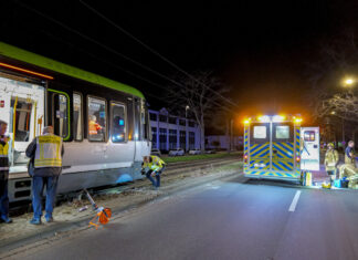 Schwerer Unfall mit Stadtbahn in Hannover 61-Jährige gerät unter Stadtbahn