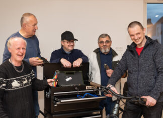 „Projekt „Quartiersschrauber Wiesenau“ bietet mobile Fahrradwerkstatt zum selbst schrauben KSG - Fahrradwerkstatt Wiesenau. (vo.li.): Alwin Kudlinski, Gunter Halle, Jens Nolden, Andreas Zweig und Martin Piekarski.