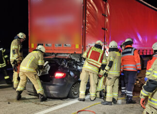 Schwerer Verkehrsunfall A7: Junge Frau fährt unter LKW und wird lebensgefährlich verletzt Schwerer Autobahnunfall A7