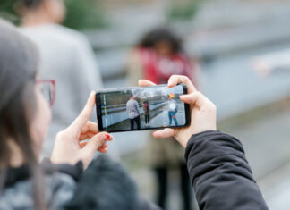 Safer Internet Day 2024: Landesbeauftragter spricht mit Jugendlichen über den Datenschutz Themenfoto: Foto-Produktion "Hass im Internet" in der Europaschule in Köln.