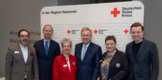v.l.n.r.: Anton Verschaeren (Vorstandsvorsitzender DRK in der Region Hannover), Dr. Hendrik Hoppenstedt (MdB), Martina Rust (Präsidentin DRK in der Region Hannover), Bundespräsident a.D. Christan Wulff, Marlis Spieker-Kuhmann (Vorständin DRK in der Region Hannover), Adis Ahmetovic (Vizepräsident des DRK in der Region Hannover und MdB)