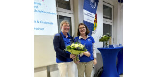 Verabschiedung nach 18 Jahren Ehrenamt: Regina Reimers-Schlichte mit Verena Ehbrecht.