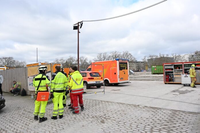 Feuerwehreinsatz in Hannover: Mann unter Betonplatte verschüttet