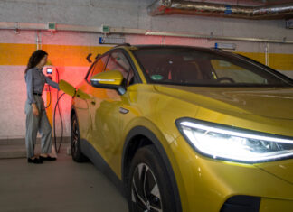 Laden in Mehrfamilienhäusern bereitet Probleme E-Ladesäulen im Mehrfamilienhäusern: eher Wunsch als Wirklichkeit.