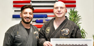 Hannoverscher Hochschulprofessor legt mit 62 Jahren Schwarzgurt-Prüfung in Jiu-Jitsu ab.