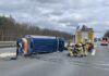 A2 bei Lehrte: Verunfalltes Fahrzeug auf der Seite liegend.