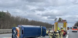A2 bei Lehrte: Verunfalltes Fahrzeug auf der Seite liegend.