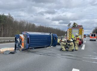 Verkehrsunfall mit zwei Kleintransportern auf der A2 bei Lehrte A2 bei Lehrte: Verunfalltes Fahrzeug auf der Seite liegend.
