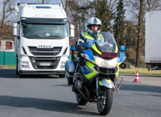 Polizei überprüft Sonntagsfahrverbot LKW Kontrolle