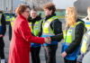 Innenministerin Daniela Behrens trifft Schülerinnen und Schüler während Polizeipraktikum.