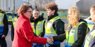 Innenministerin Daniela Behrens trifft Schülerinnen und Schüler während Polizeipraktikum.
