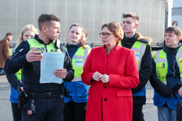 Innenministerin Daniela Behrens trifft Schülerinnen und Schüler während Polizeipraktikum.