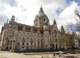 Verlängerte Saison für den Bogenaufzug im Neuen Rathaus Hannover Rathaus Hannover - mit Bogenaufzug geht es hoch in die Kuppel