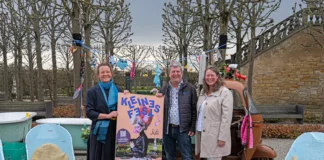Casper de Vries (Mitte), künstlerische Leiter vom Kleinen Fest im Großen Garten, Kulturdezernentin Eva Bender (links) und Gartendirektorin Anke Seegert (rechts)