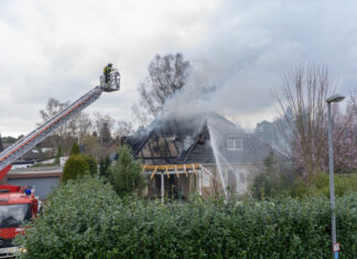 Dachstuhlbrand in Ehlershausen Feuerwehreinsatz: Dachstuhlbrand in Ehlershausen