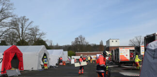 Einsatzkräfte beim Aufbau des Behandlungsplatzes