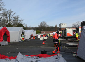 EUROMED Hamburg: Einsatzkräfte trainieren für den Ernstfall Einsatzkräfte beim Aufbau des Behandlungsplatzes