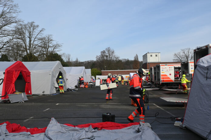 Einsatzkräfte beim Aufbau des Behandlungsplatzes