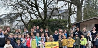 Der Hort Angerstraße lud am Freitag, den 1. März, zu einem gemeinsamen Grillfest ein, um die Umbenennung des Hortes von "Hort Brinker Schule" in "Hort Angerstraße" zu feiern.