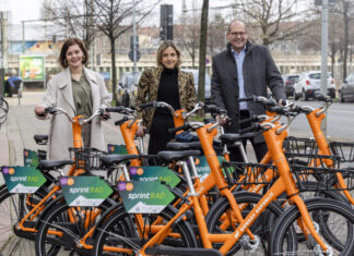 30 Freiminuten für GVH Abonnentinnen und Abonnenten mit neuem sprintRAD Presstermin sprintRAD von links: Rebecca Herth, Projektleiterin Donkey Republic Elke van Zadel, Vorständin ÜSTRA Ulf-Birger Franz, GVH-Geschäftsführer.