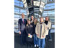 Bundestagsabgeordneter Hendrik Hoppenstedt (CDU) mit (v.l.n.r.) René, Alyna, Leyna und Sina Lange sowie Tessa Hill (vorne) unter der Kuppel im Reichstagsgebäude.