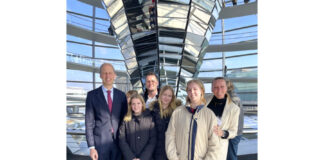 Bundestagsabgeordneter Hendrik Hoppenstedt (CDU) mit (v.l.n.r.) René, Alyna, Leyna und Sina Lange sowie Tessa Hill (vorne) unter der Kuppel im Reichstagsgebäude.