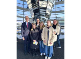 Bundestagsabgeordneter Hendrik Hoppenstedt begrüßt Gastfamilie seiner US-Stipendiatin in Berlin Bundestagsabgeordneter Hendrik Hoppenstedt (CDU) mit (v.l.n.r.) René, Alyna, Leyna und Sina Lange sowie Tessa Hill (vorne) unter der Kuppel im Reichstagsgebäude.