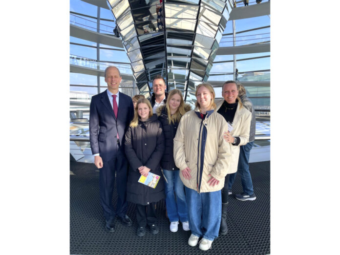 Bundestagsabgeordneter Hendrik Hoppenstedt (CDU) mit (v.l.n.r.) René, Alyna, Leyna und Sina Lange sowie Tessa Hill (vorne) unter der Kuppel im Reichstagsgebäude.