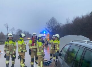 A352: VW Touran kommt von der Fahrbahn ab und prallt gegen Schutzplanke Unfall A352