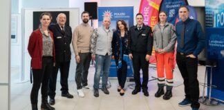 v.l.n.r.: Juliane Kienitz (Stadt Hannover), Günther Klages ZPD NI), Lorenz Martin Krause (Stadt Hannover), Burkard Knöpker, Andrea Wommelsdorf (beide Initiative für Respekt und Toleranz), Michael Weing (Feuerwehr Hannover), Michelle Plitzko (Johanniter Unfallhilfe Hannover) und Benjamin Schroer (Bildungsinitiative "Polizeischutz für die Demokratie")