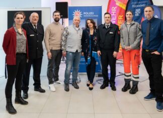 „Wir geben den Menschen hinter der Uniform ein Gesicht.“ v.l.n.r.: Juliane Kienitz (Stadt Hannover), Günther Klages ZPD NI), Lorenz Martin Krause (Stadt Hannover), Burkard Knöpker, Andrea Wommelsdorf (beide Initiative für Respekt und Toleranz), Michael Weing (Feuerwehr Hannover), Michelle Plitzko (Johanniter Unfallhilfe Hannover) und Benjamin Schroer (Bildungsinitiative "Polizeischutz für die Demokratie")