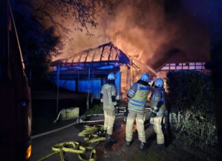 Lehrte: Großbrand in landwirtschaftlichem Betrieb – Nebengebäude steht im Vollbrand Lehrte: Großbrand landwirtschaftlicher Betrieb